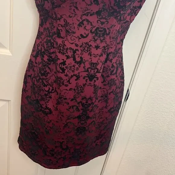 Charlotte Russe Small Cutouts Faux Black Burgundy Velvet Suede Short Sleeve - Picture 4 of 13